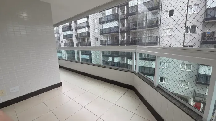 Excelente 3 quartos em Jardim Camburi, com duas vagas, piscina, duas varandas com fechamen
