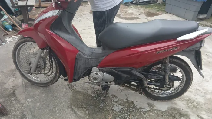 Moto sem nada para fazer.