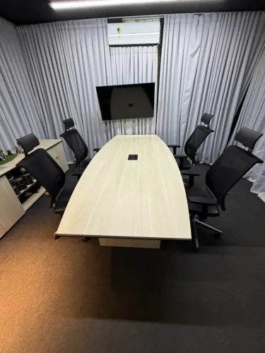 4 Cadeiras premier shift presidente base alumínio mais uma mesa elíptica