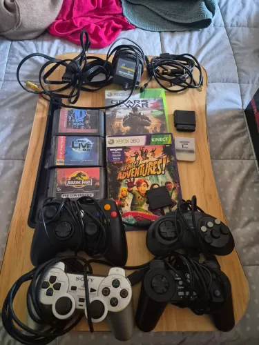 Lote jogos controles joystick cabos vídeo games xbox PlayStation mega drive ler anúncio