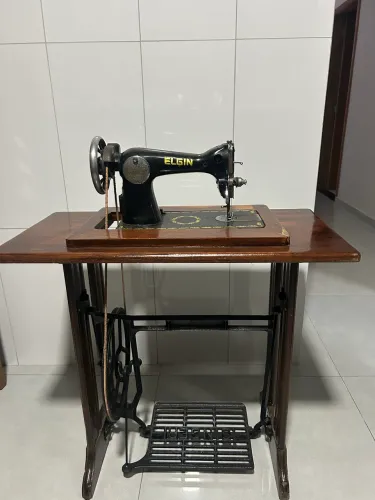 Máquina Costura Doméstica Elgin Preta Com Pedal Singer e Suporte de Madeira