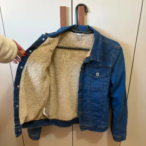 Jaqueta jeans infantil peluciada - NUNCA USADA