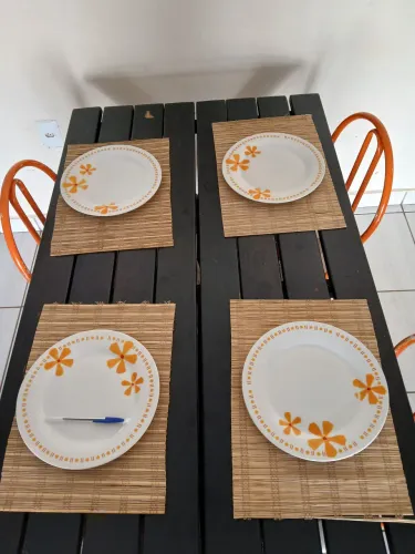 Kit com 4 pratos grandes rasos e quatro jogos americanos de bambu