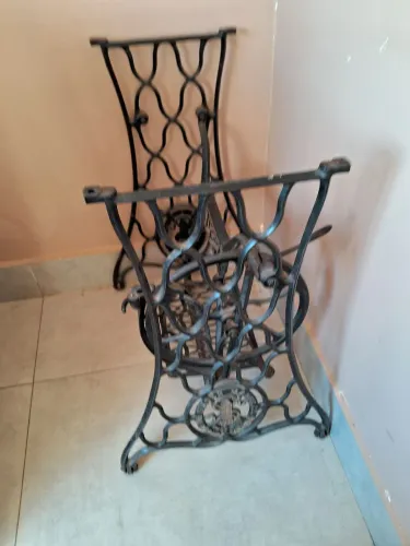 Pe de máquina aranha singer 300,00, retirar no local