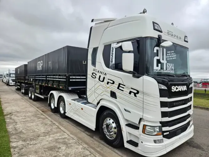 Scania R560 SUPER 6x4 bug Leve Mola Ano 24 Retarder Aut + Rodotrem Graneleiro librelato