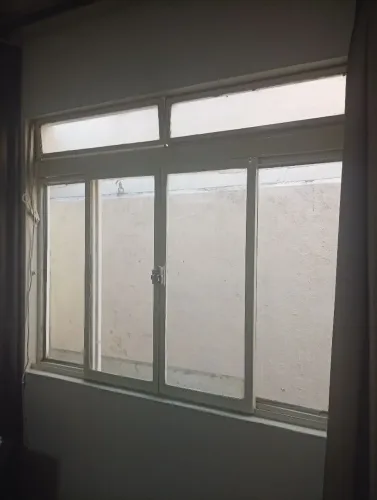 Janela com vidro pintada e basculante.