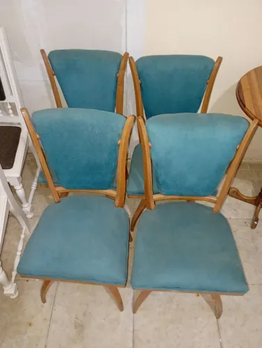 4 cadeiras anos 60. Perfeitas. Uns bibelôs