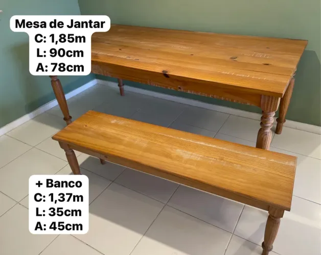 Mesa de jantar de madeira com banco