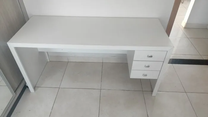 Mesa de escritório com 3 gavetas