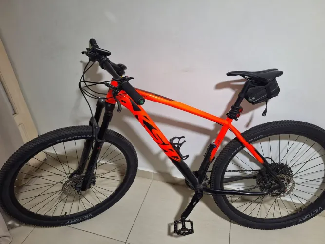 MTB Aro 29 Shimano Deore 1x12 / Freios MT200 / Suspensão Absolute PRO / Pedivela XT