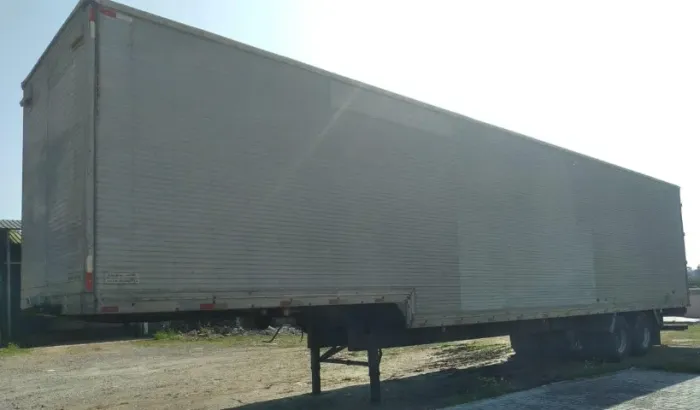 Carreta BAU rebaixada 2 eixos 118 CUBICOS RANDON ASSOALHO DE FERRO 14.80 DE COMPRIMENTO. .