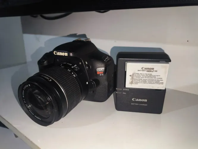 Canon T3I com tela retrátil carregador e bateria lente EFS 18 55