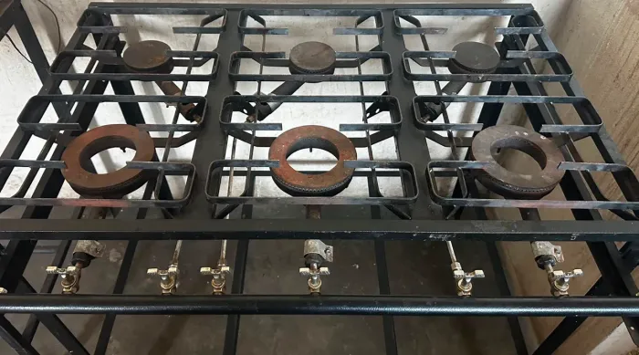Vende-se um fogão industrial de 6 bocas.