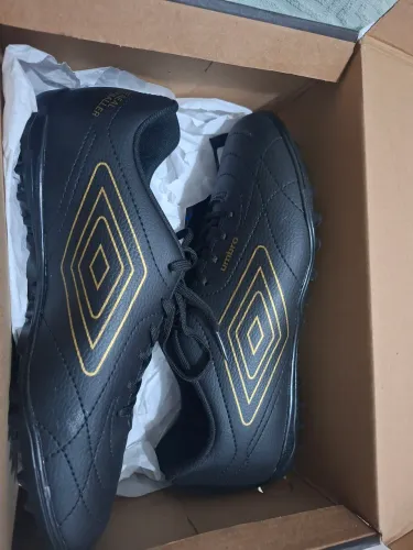 Quero vende minha chuteira de Society