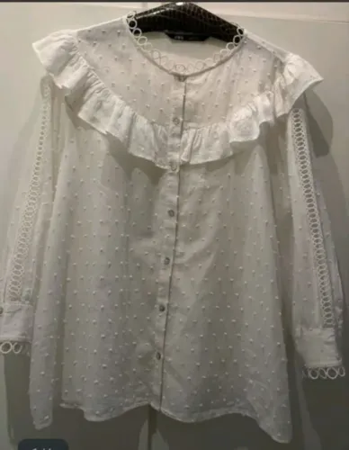 Blusa Zara Branca Off-White com detalhe plumeti e renda!