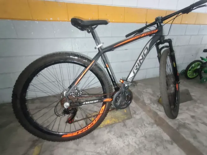 Retirar BICICLETA ARO 29 - RINO EVEREST 24V - CAMBIO INDEX - PRETO E LARANJA - TAMANHO 19