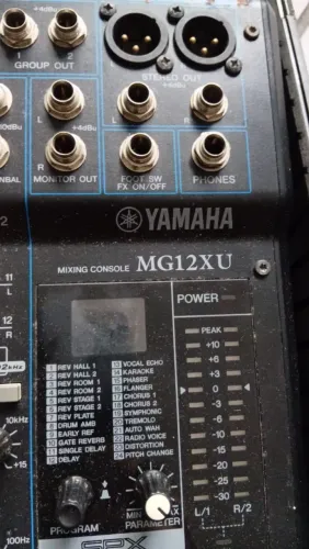 Mesa de som Yamaha