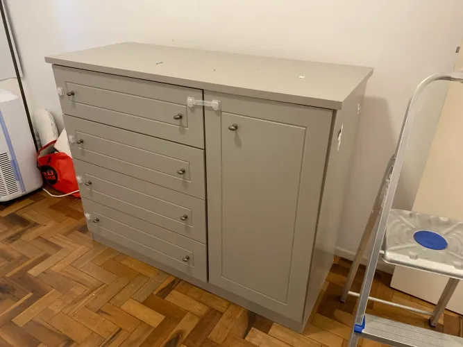 Cômoda Infantil Henn - Cinza com travas para criança