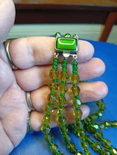 Vendo colar de missanga verde com um fecho elegante 