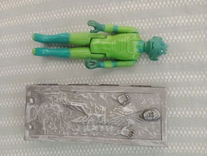 Bonecos star Wars Greedo 1978 e Han solo carbonite