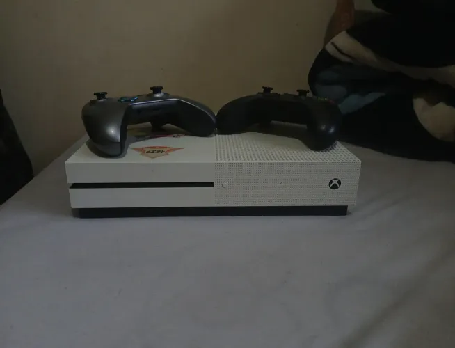 Xbox One S 1TB com 2 controles com defeito