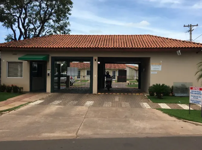 CASA A VENDA NO COND. TRES BARRAS II