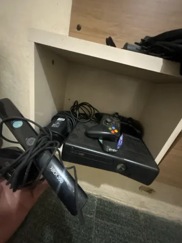 Xbox 360 com 1 controle e kinect e jogos dentro do xbox