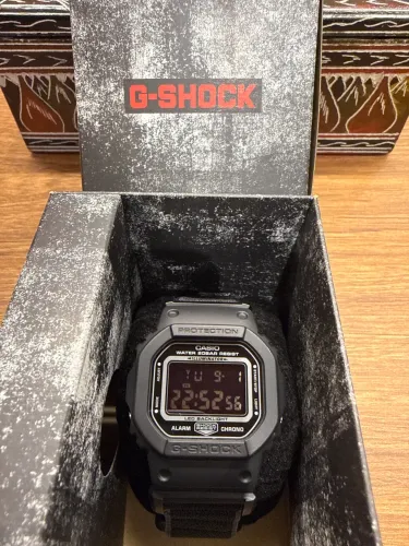 Relógio Casio G-SHOCK DW-5600MNC Edição especial