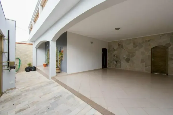 Sobrado à venda - 227m² - 4 quartos - 3 banheiros - lavabo - 2 vagas de garagem -Vila Sant