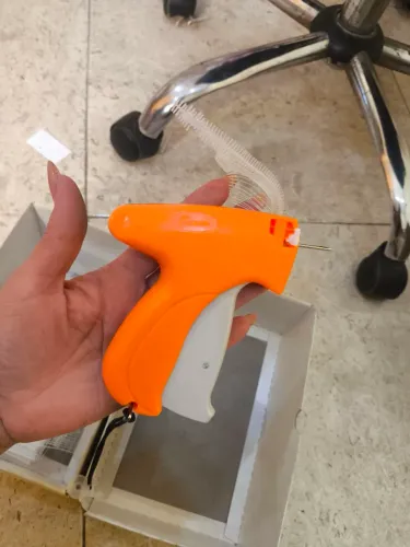 Pistola etiquetadora + 500 pinos de etiquetas