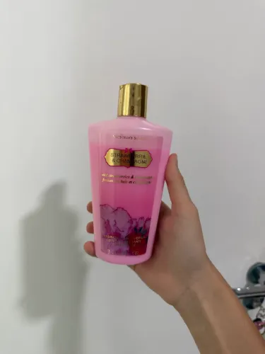 Hidratante Victoria Secret?s: STRAWBERRIE & CHAMPAGNE