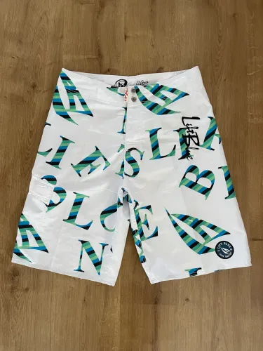 Bermuda surf tam G branca com estampa letras Lift Blue