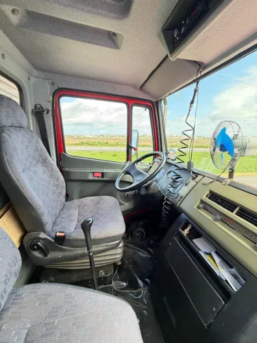 Vendo caminhão baú
