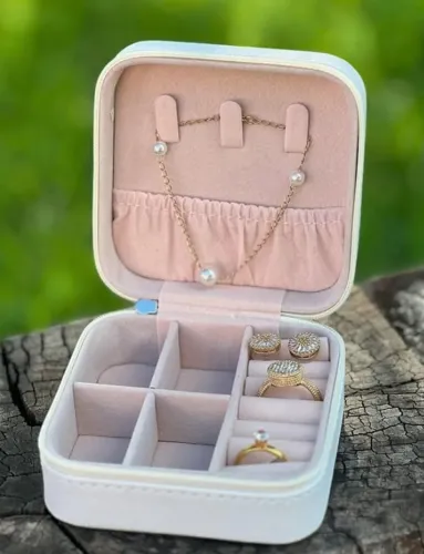 Porta-Jóia Mini perfeito para deixar suas jóias bem organizadas e pra levar pra qualquer l