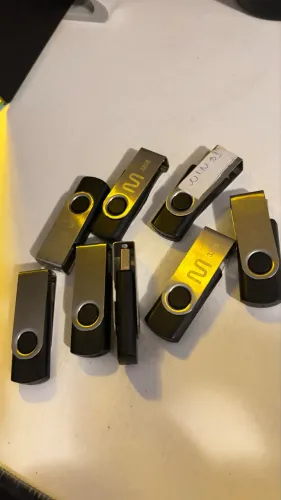 8 pendrivers de 32GB multilaser