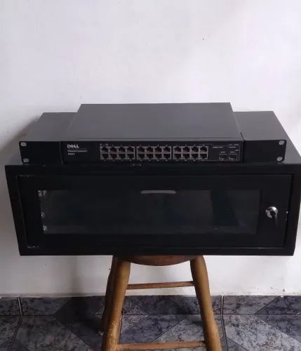 Switch DELL powerconnect 2824-24 portas mais rack. 
