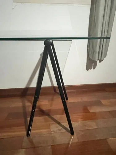 Mesa com tampão de vidro
