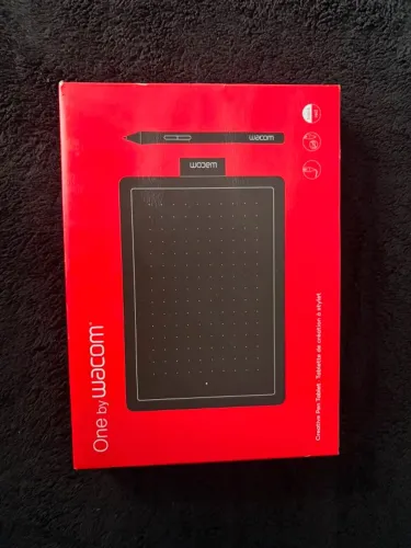 Mesa Digitalizadora One By Wacom CTL472, Pequena, Pen LP-190K, Preto e Vermelho