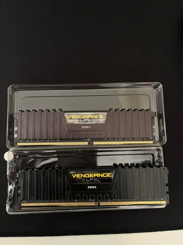 2x Memória RAM Corsair Vengeance LPX 8GB DDR4 - 16GB Total
