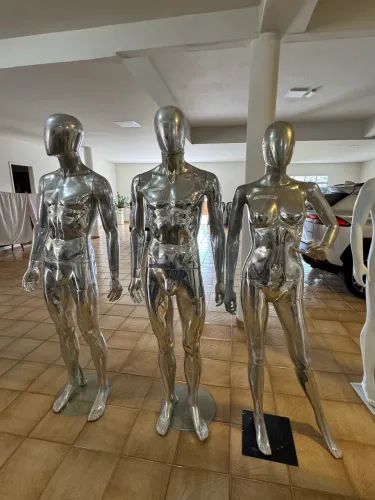 Manequins Lojistas - Cromados, Fibra, Plástico e Expositores de Perna