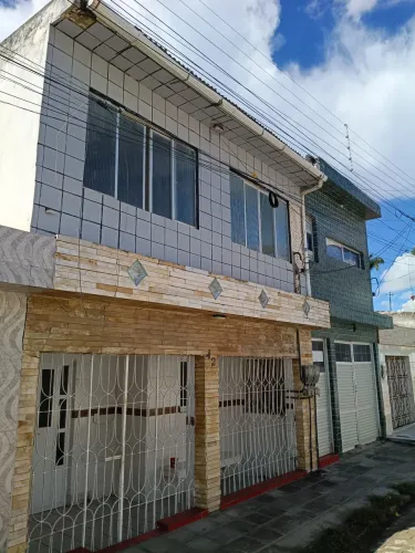 Duas Casas à Venda com Amplo Terreno nos Fundos em São Cristóvão