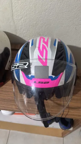 Capacete da LS2, pouco tempo de uso e com uns detalhes