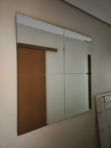 Espelho bisotado flutuante