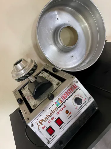 Máquina de algodão doce semi novo tem que trocar apenas a resistência
