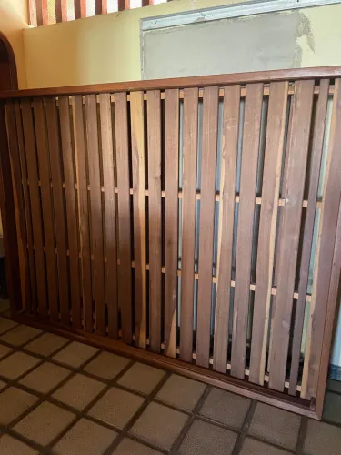 Cama de madeira com gavetões 