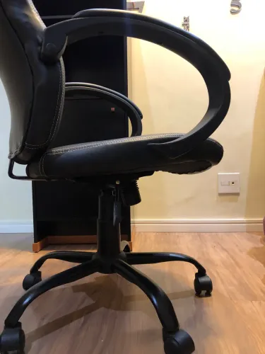Cadeira de couro gamer giratória semi nova dazz elite