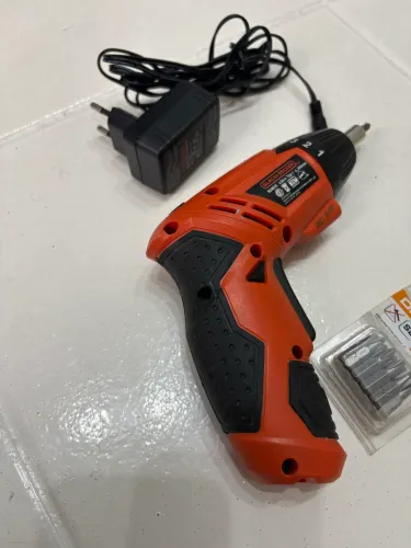 Parafusadeira Sem Fio Black+Decker KC4815 com Carregador e 21 Bits - COM DEFEITO
