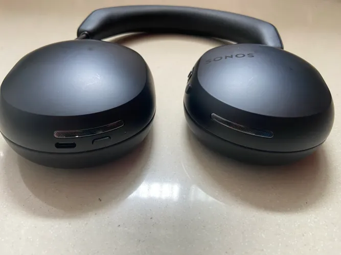 Fone premium SONOS ACE com cancelamento de ruído ativo.