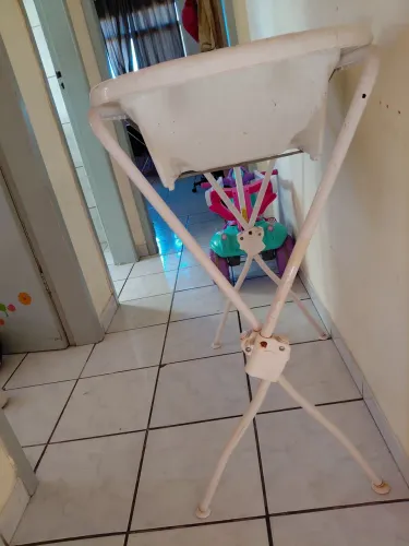 Banheira de bebe com suporte de ferro