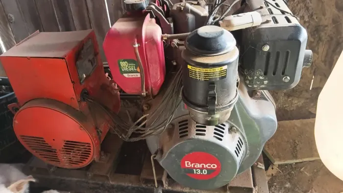 Motor 13 HP com gerador bambozi de 4kva